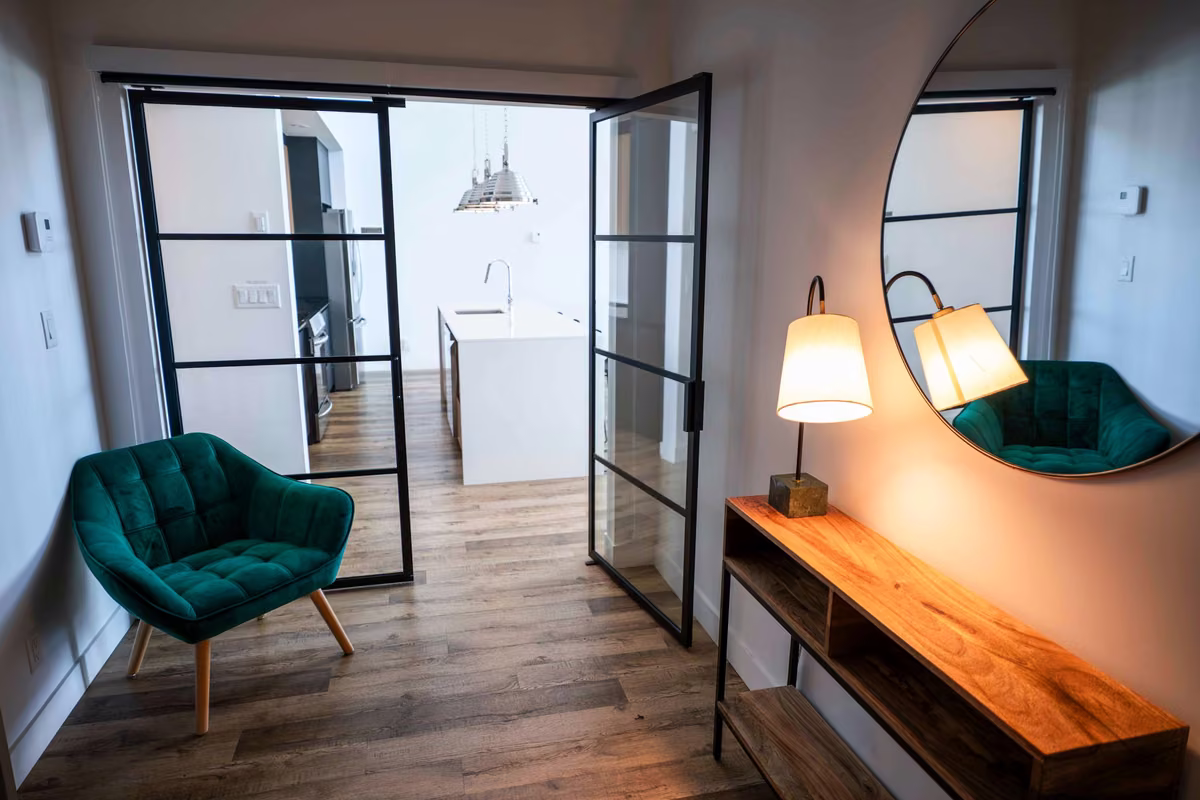 Salon du condo 402 avec vue sur le fleuve Saint-Laurent, Aurea Charlevoix