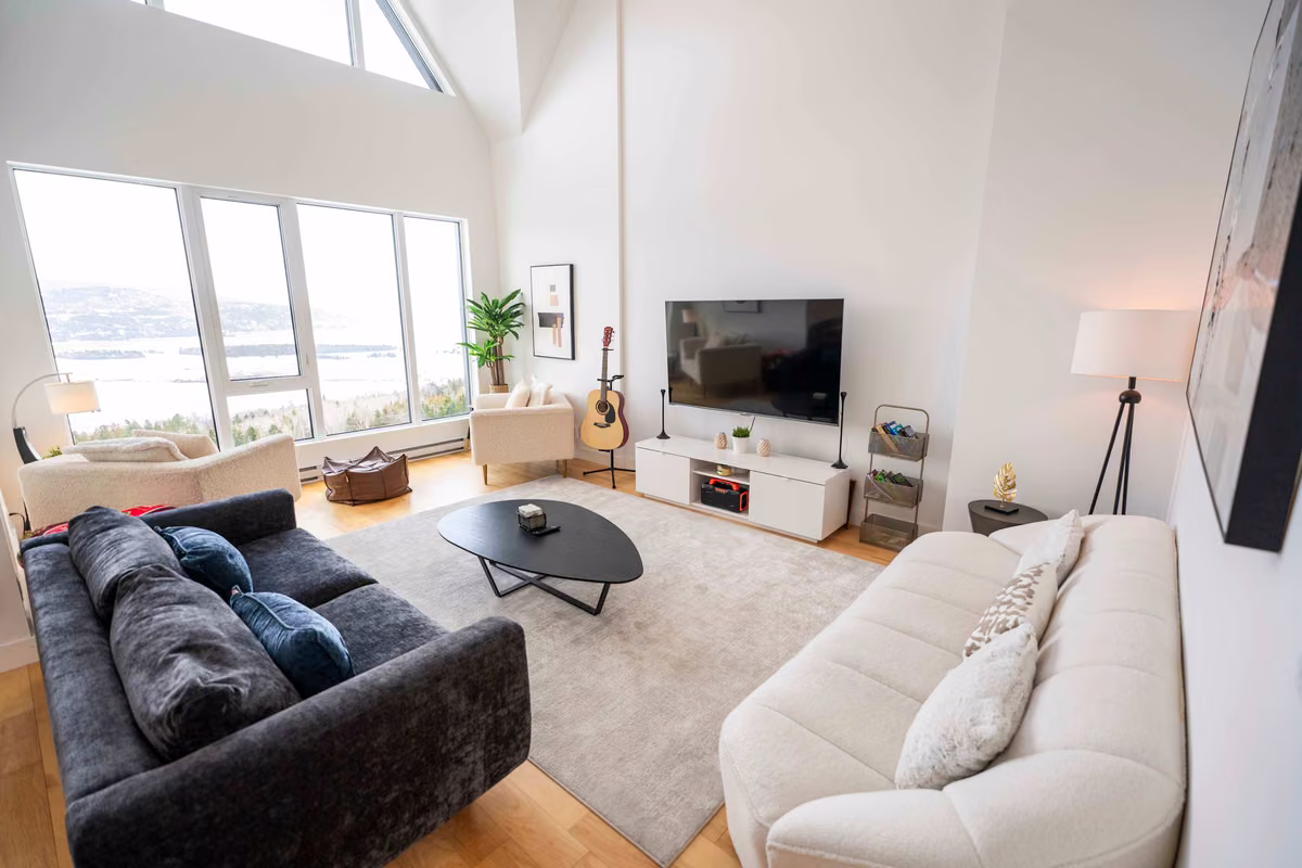 Salon du condo 403 avec vue sur le fleuve Saint-Laurent, Aurea Charlevoix