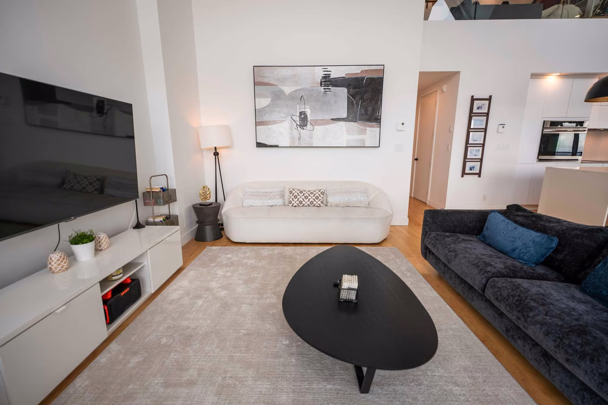 Salon du condo 403 avec vue sur le fleuve Saint-Laurent, Aurea Charlevoix