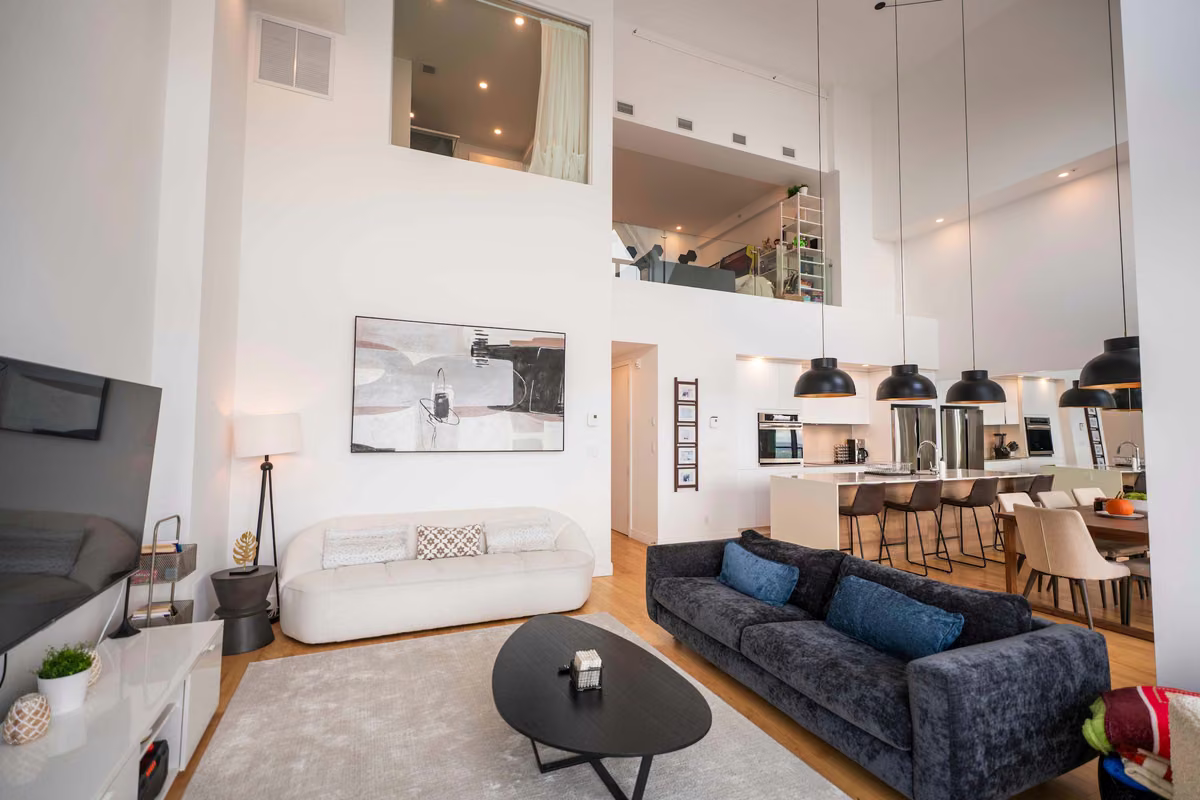 Salon du condo 403 avec vue sur le fleuve Saint-Laurent, Aurea Charlevoix