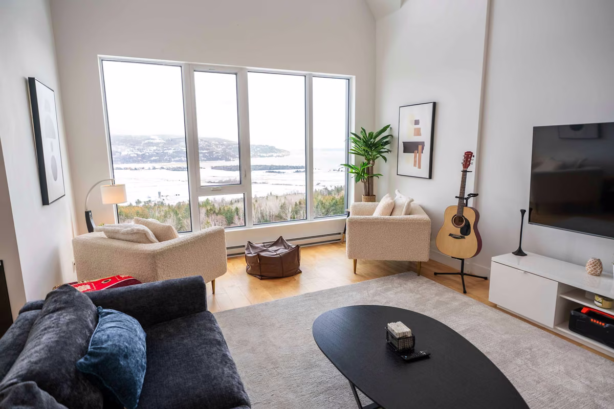 Salon du condo 403 avec vue sur le fleuve Saint-Laurent, Aurea Charlevoix