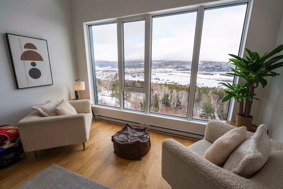 Salon du condo 403 avec vue sur le fleuve Saint-Laurent, Aurea Charlevoix