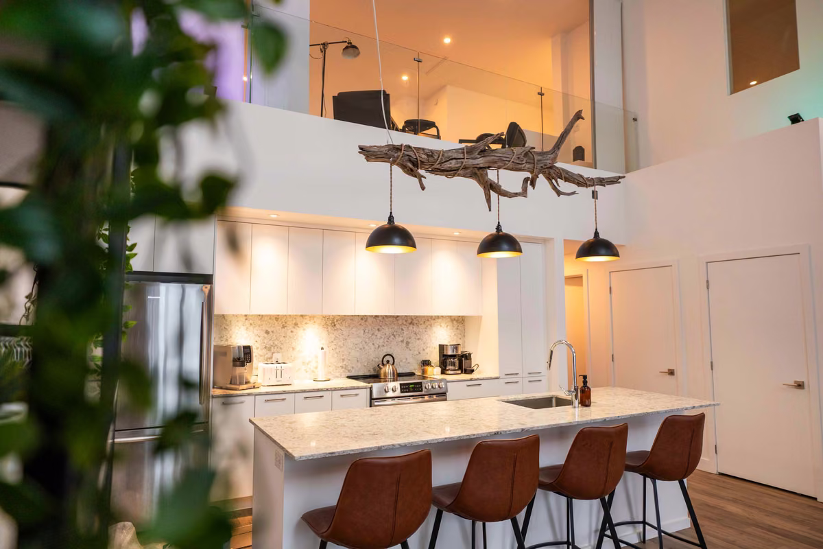 Salon du condo 404 avec vue sur le fleuve Saint-Laurent, Aurea Charlevoix
