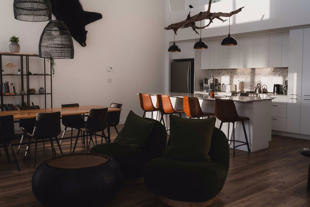 Salon du condo 404 avec vue sur le fleuve Saint-Laurent, Aurea Charlevoix