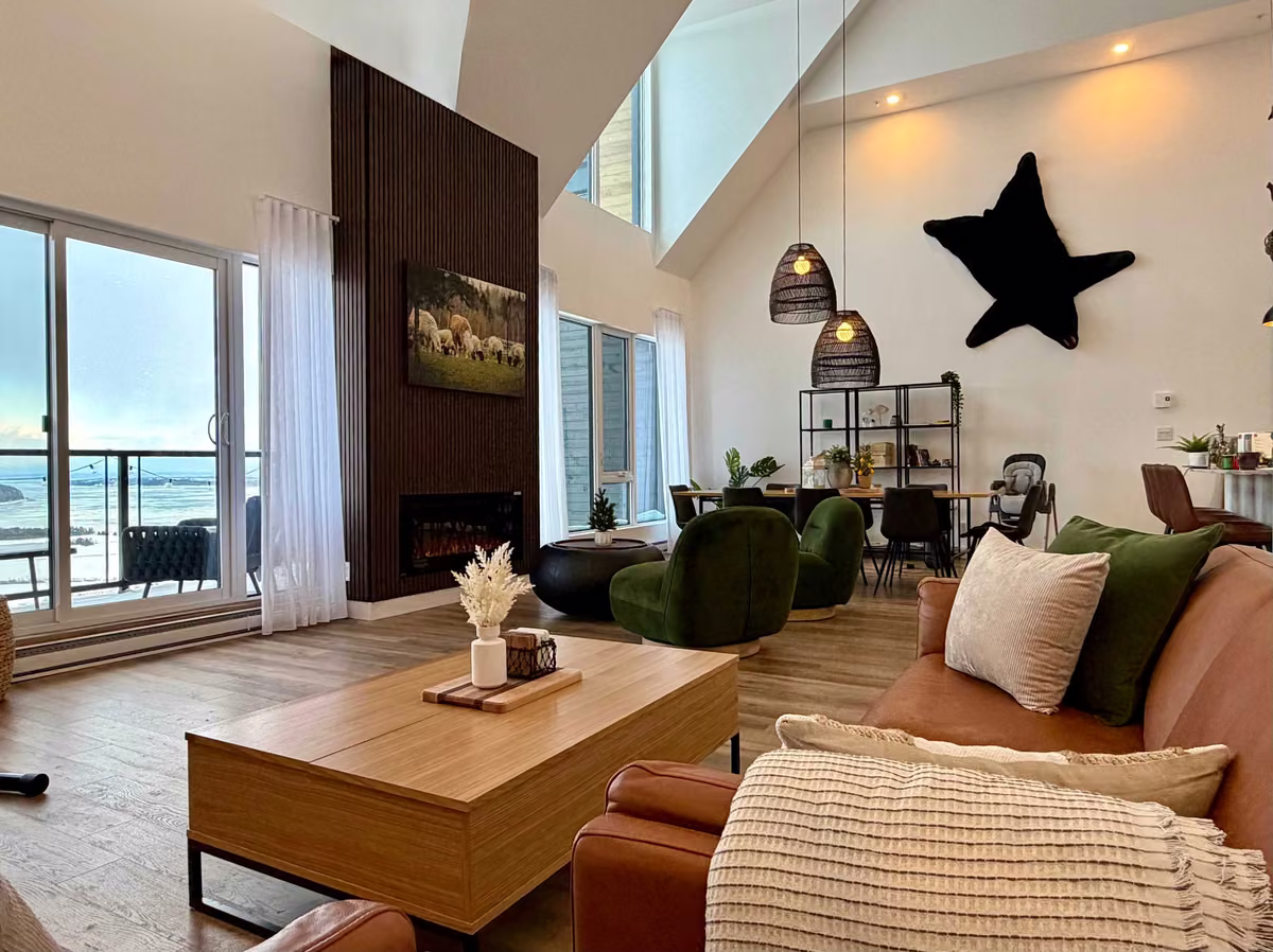 Salon du condo 404 avec vue sur le fleuve Saint-Laurent, Aurea Charlevoix