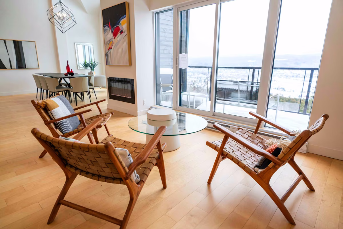 Salon du condo 405 avec vue sur le fleuve Saint-Laurent, Aurea Charlevoix
