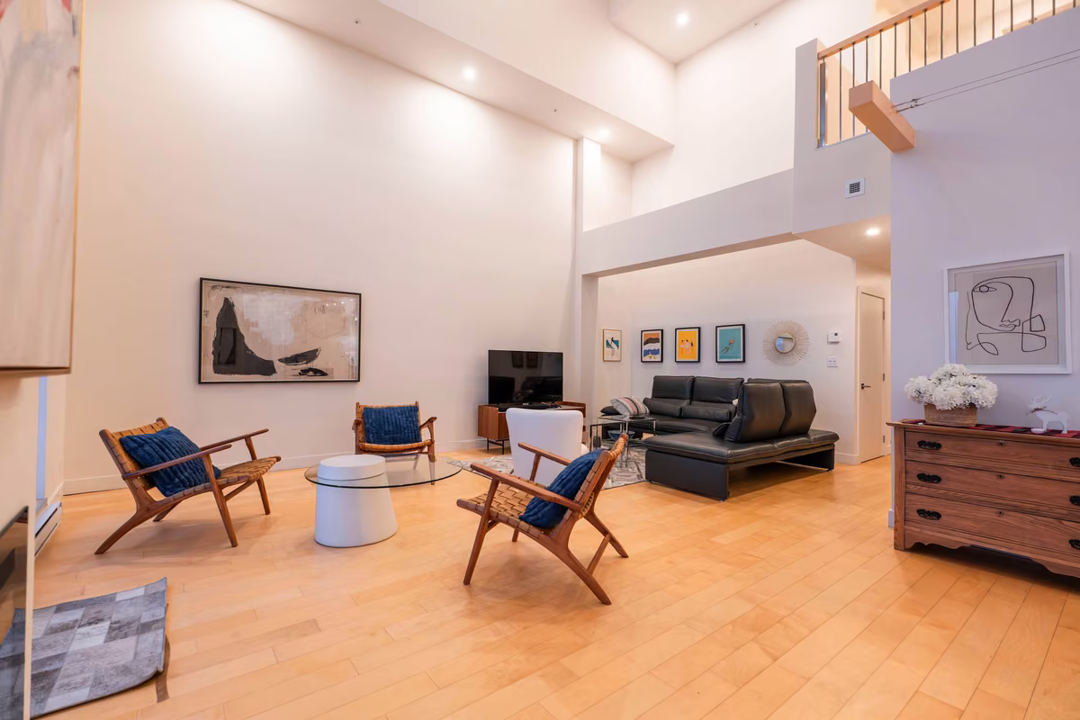 Salon du condo 405 avec vue sur le fleuve Saint-Laurent, Aurea Charlevoix