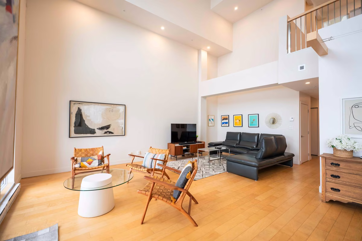 Salon du condo 405 avec vue sur le fleuve Saint-Laurent, Aurea Charlevoix