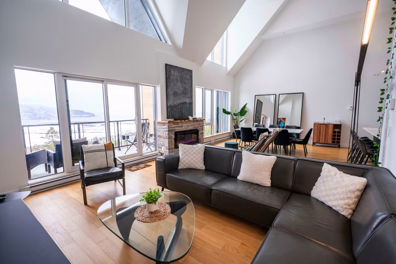 Salon du condo 406 avec vue sur le fleuve Saint-Laurent, Aurea Charlevoix
