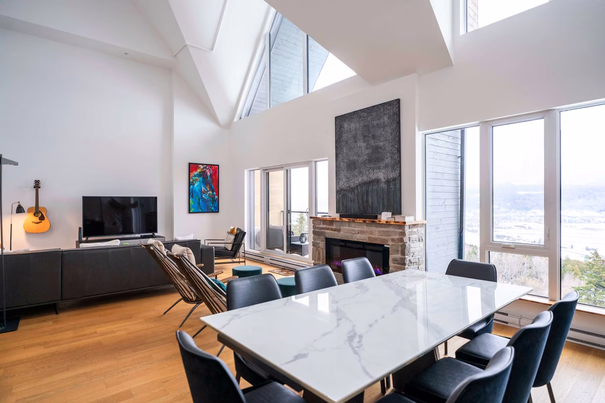 Salon du condo 406 avec vue sur le fleuve Saint-Laurent, Aurea Charlevoix