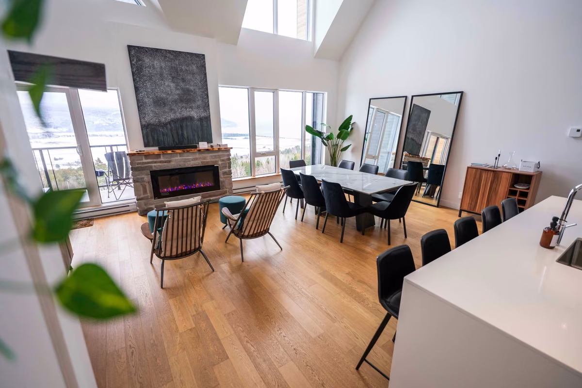 Salon du condo 406 avec vue sur le fleuve Saint-Laurent, Aurea Charlevoix