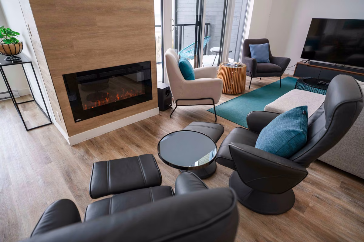 Salon du condo 407 avec vue sur le fleuve Saint-Laurent, Aurea Charlevoix