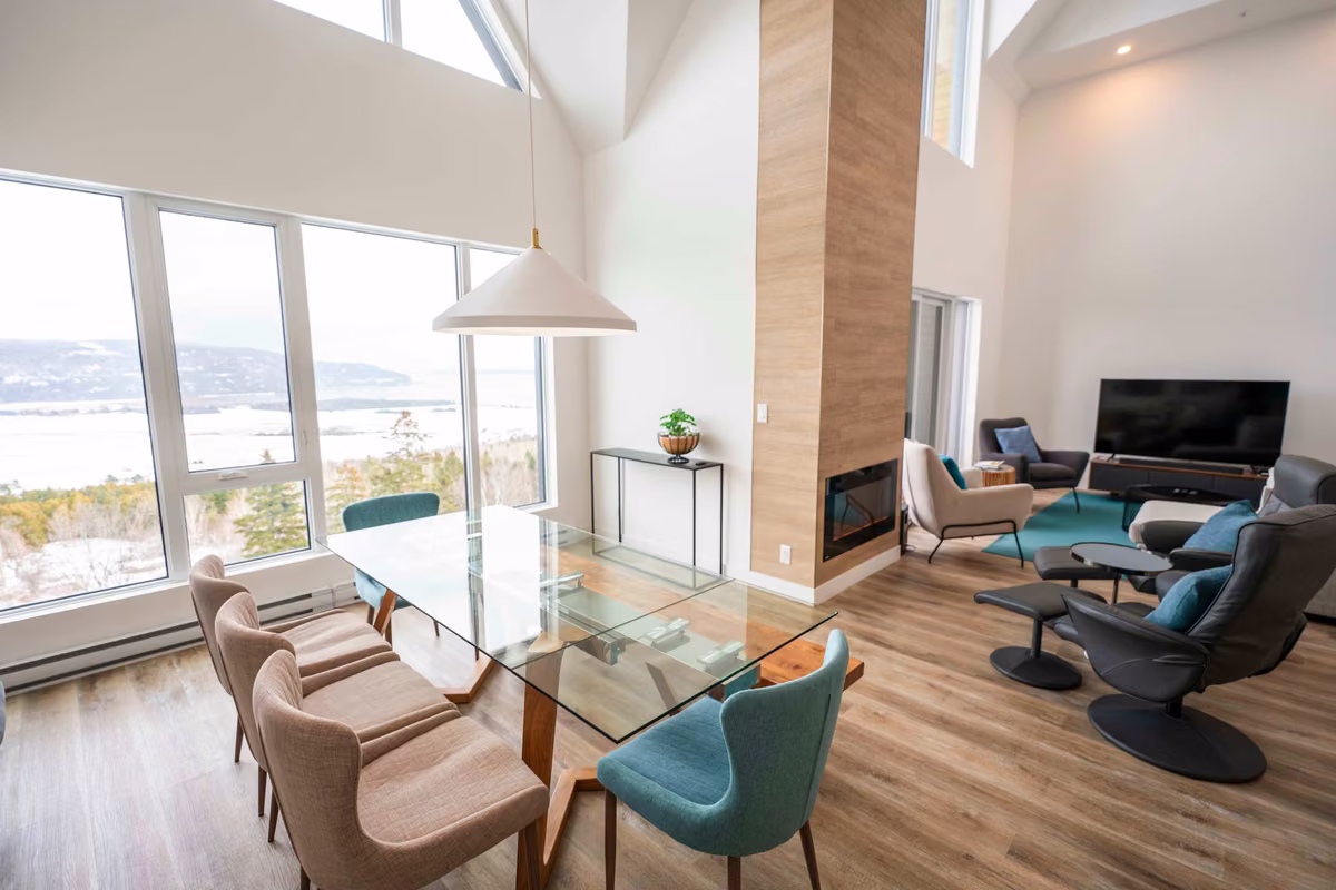 Salon du condo 407 avec vue sur le fleuve Saint-Laurent, Aurea Charlevoix