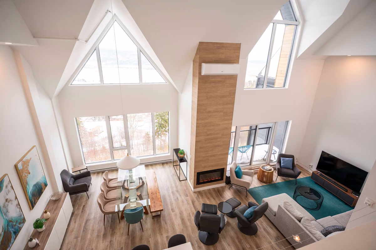 Salon du condo 407 avec vue sur le fleuve Saint-Laurent, Aurea Charlevoix