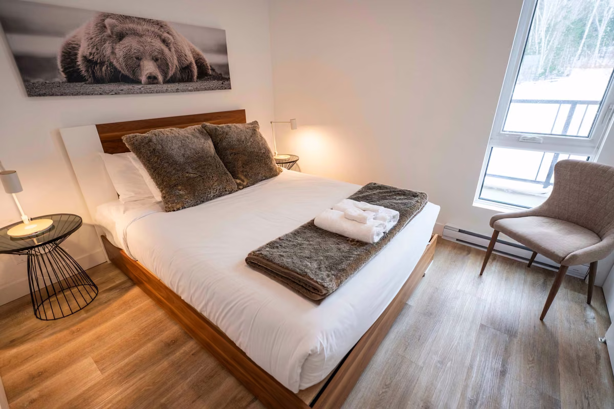 Chambre 2 du condo 407 avec lit queen, Aurea Charlevoix