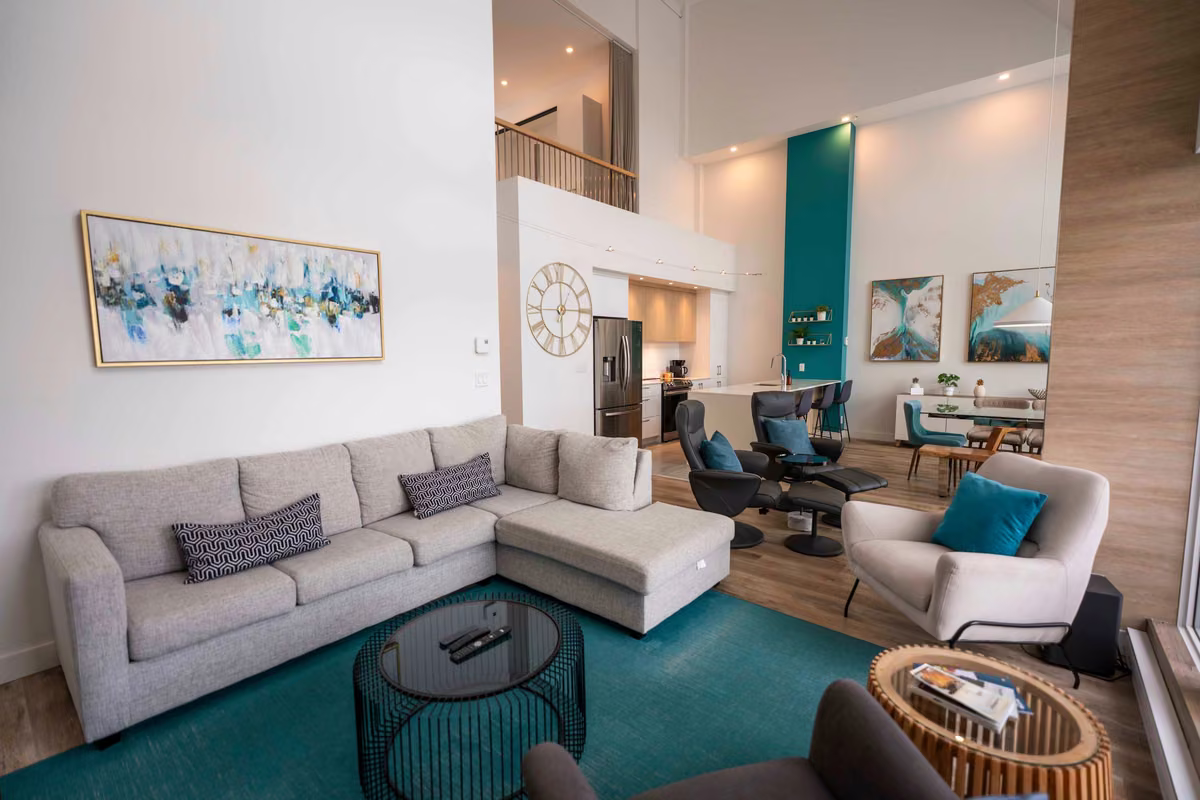 Salon du condo 407 avec vue sur le fleuve Saint-Laurent, Aurea Charlevoix