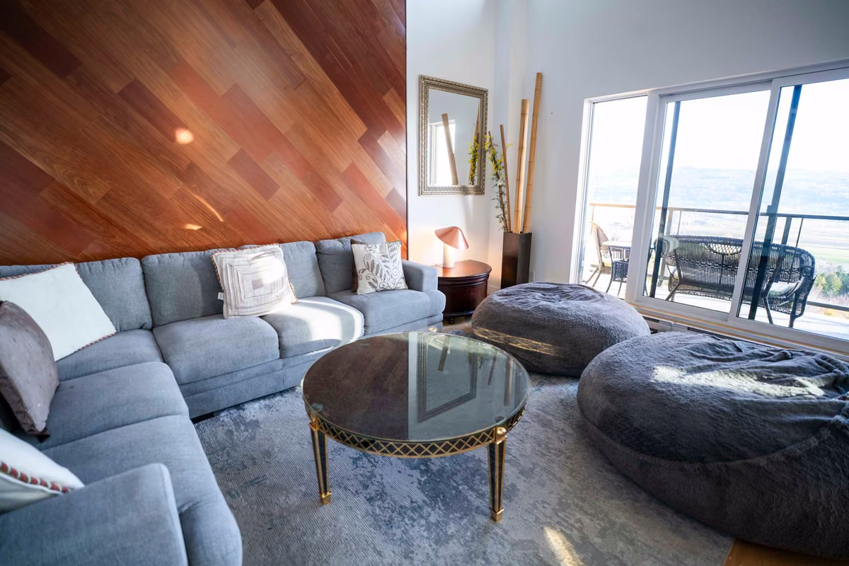 Salon du condo 408 avec vue sur le fleuve Saint-Laurent, Aurea Charlevoix