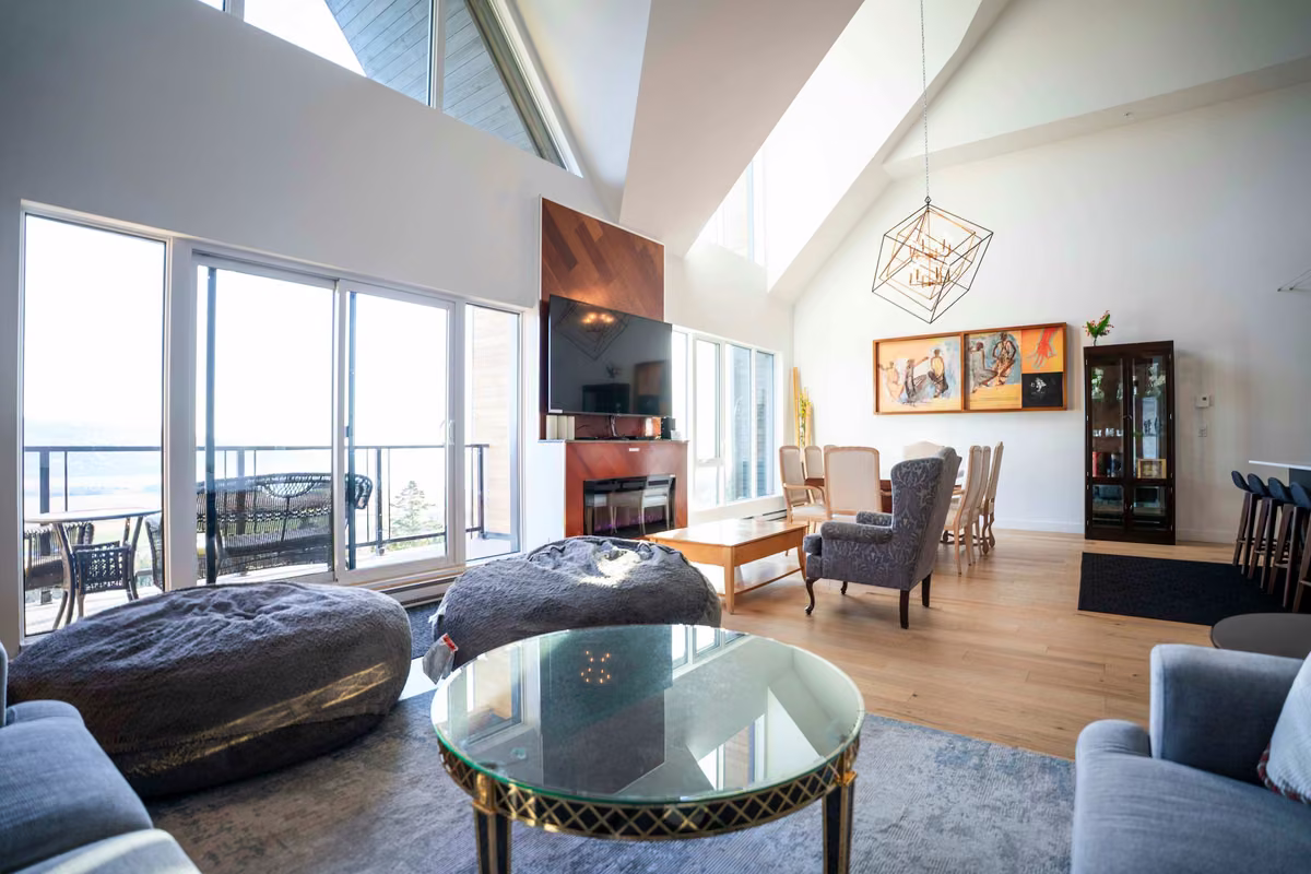 Salon du condo 408 avec vue sur le fleuve Saint-Laurent, Aurea Charlevoix