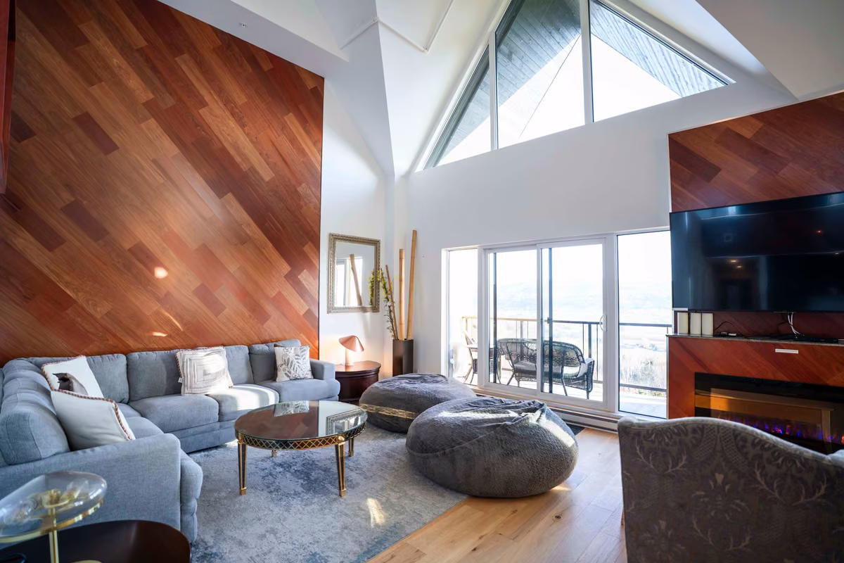 Salon du condo 408 avec vue sur le fleuve Saint-Laurent, Aurea Charlevoix