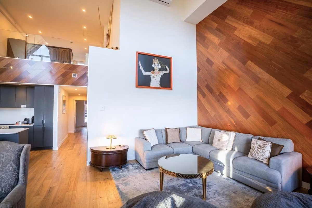 Salon du condo 408 avec vue sur le fleuve Saint-Laurent, Aurea Charlevoix