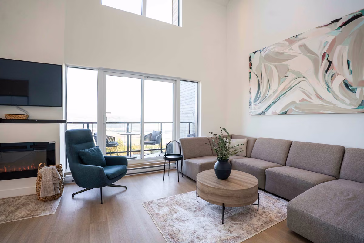 Salon du condo 411 avec vue sur le fleuve Saint-Laurent, Aurea Charlevoix