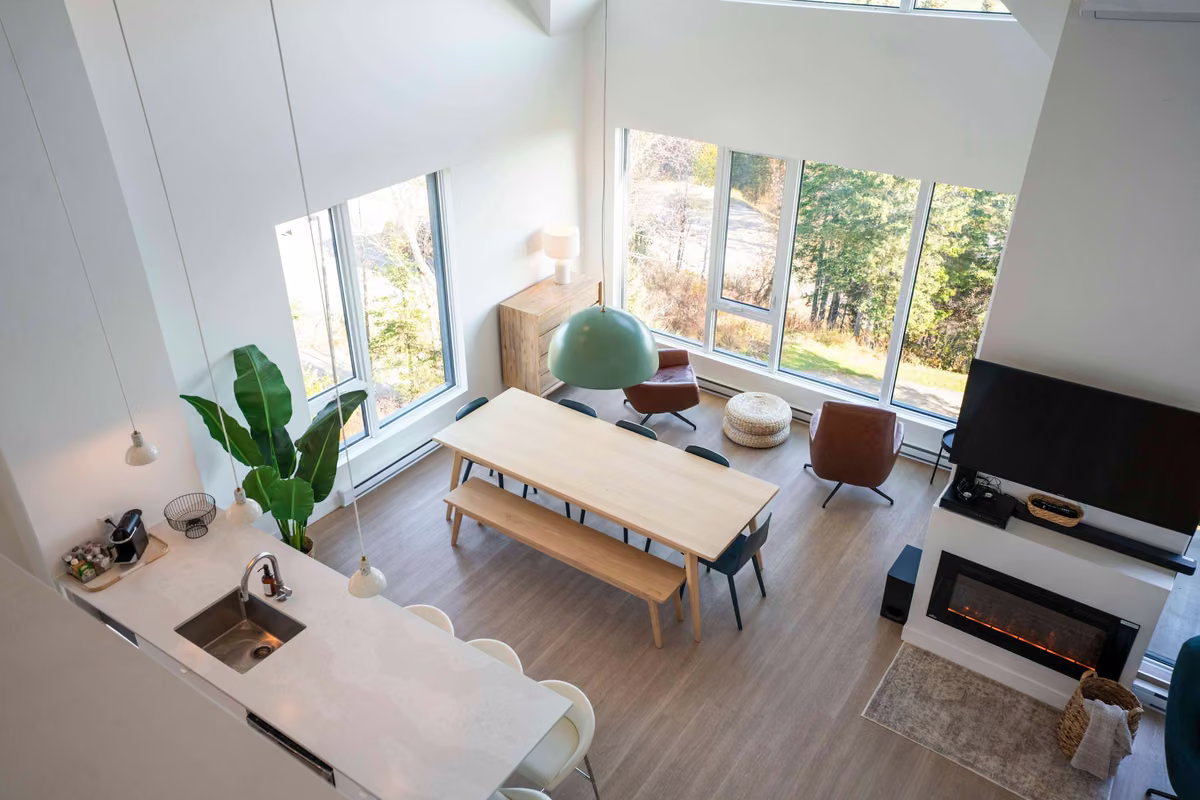 Salon du condo 411 avec vue sur le fleuve Saint-Laurent, Aurea Charlevoix