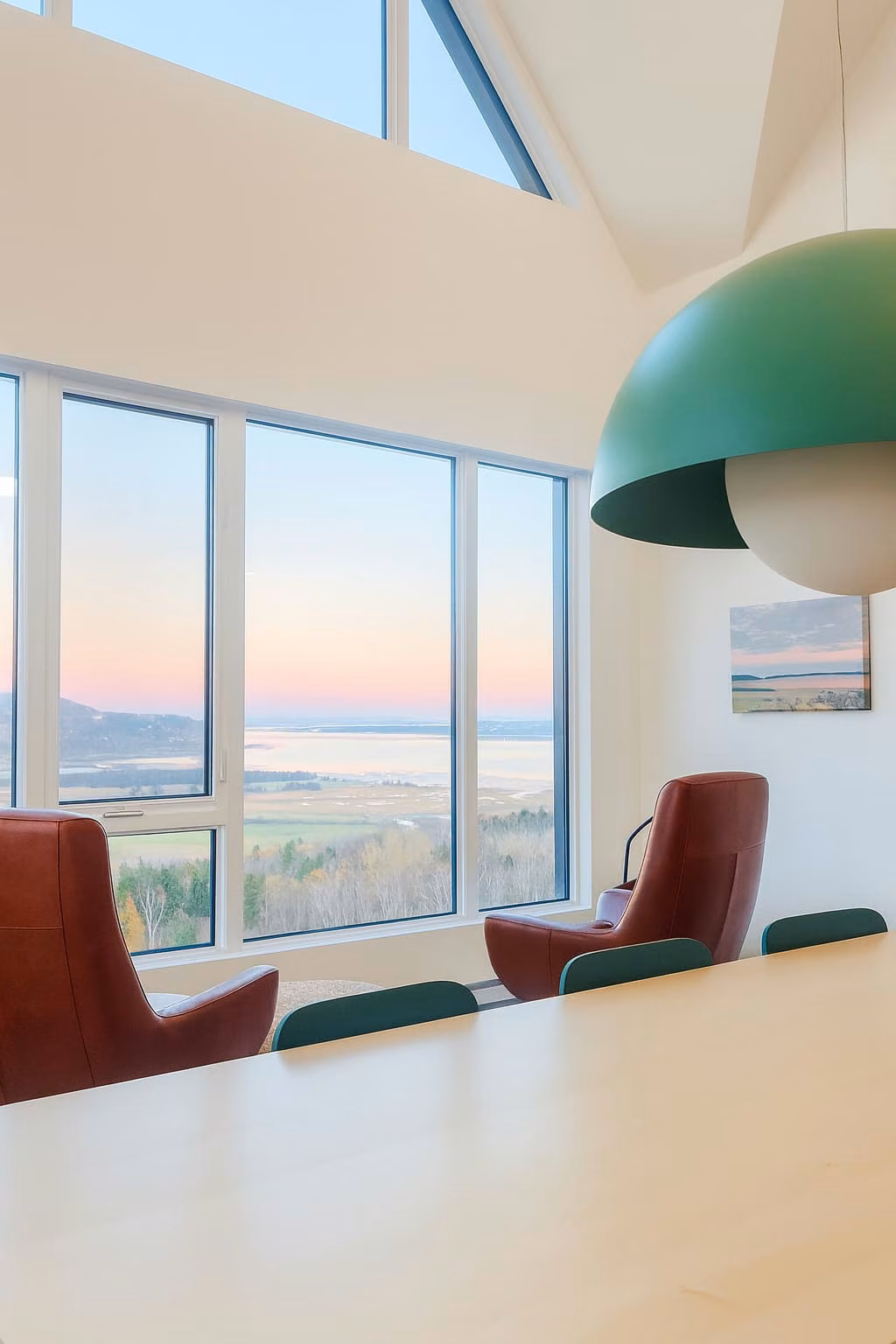 Salon du condo 411 avec vue sur le fleuve Saint-Laurent, Aurea Charlevoix