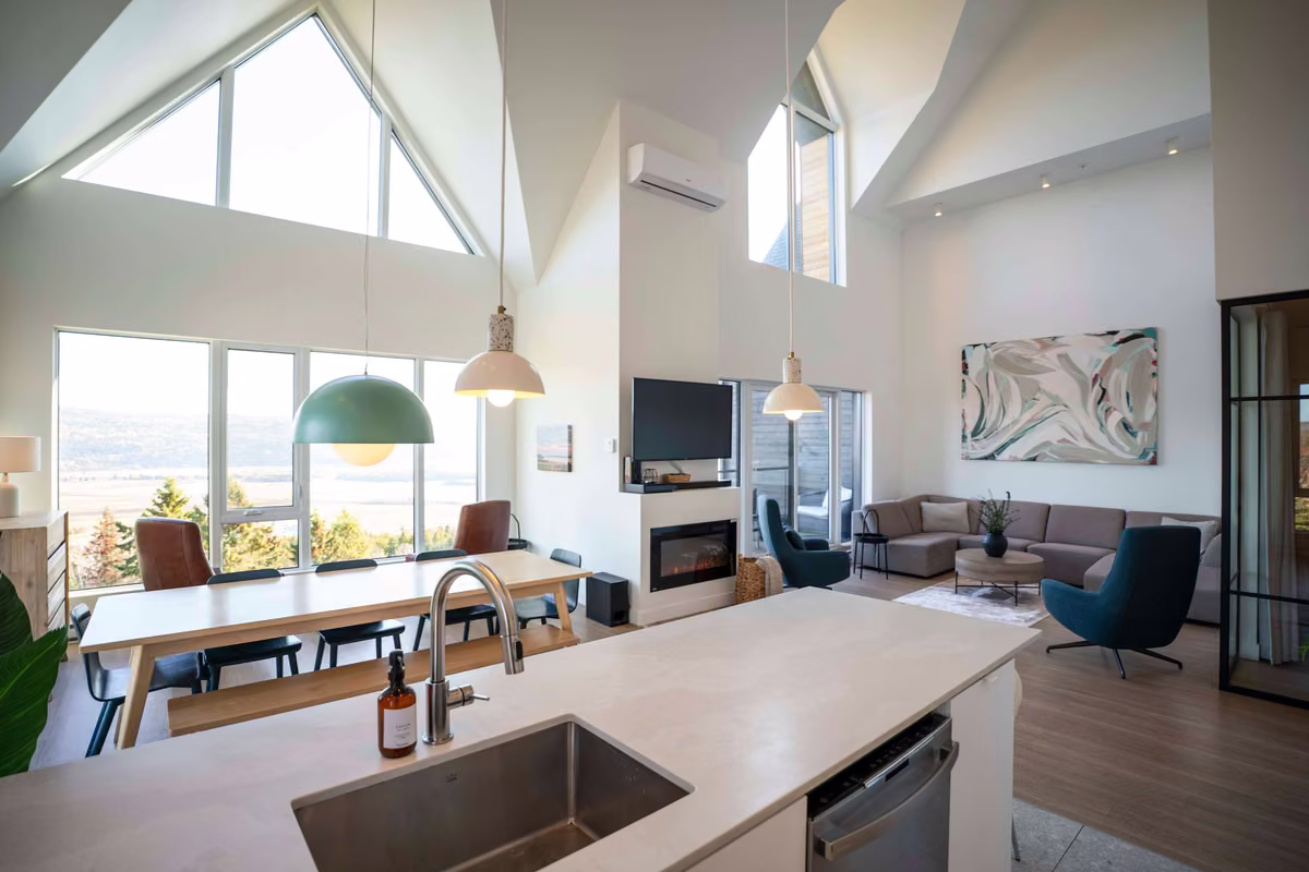Salon du condo 411 avec vue sur le fleuve Saint-Laurent, Aurea Charlevoix