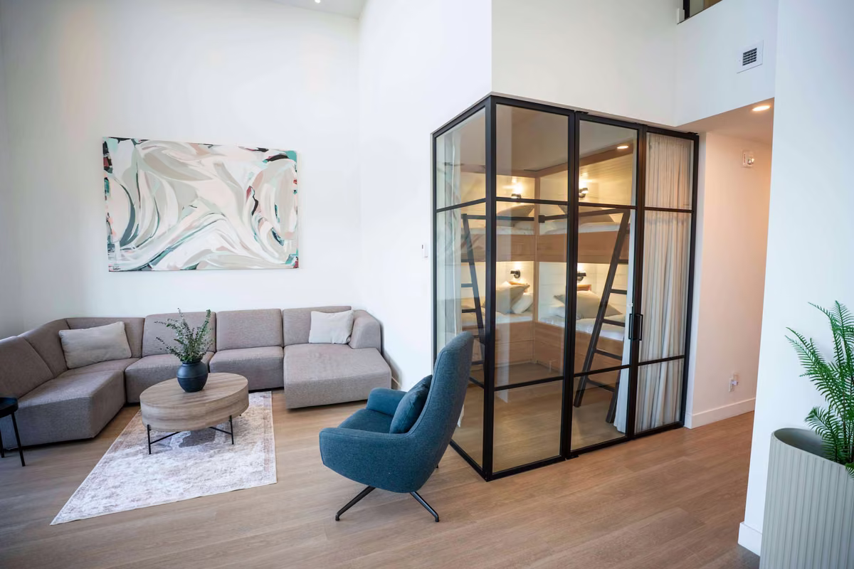 Salon du condo 411 avec vue sur le fleuve Saint-Laurent, Aurea Charlevoix