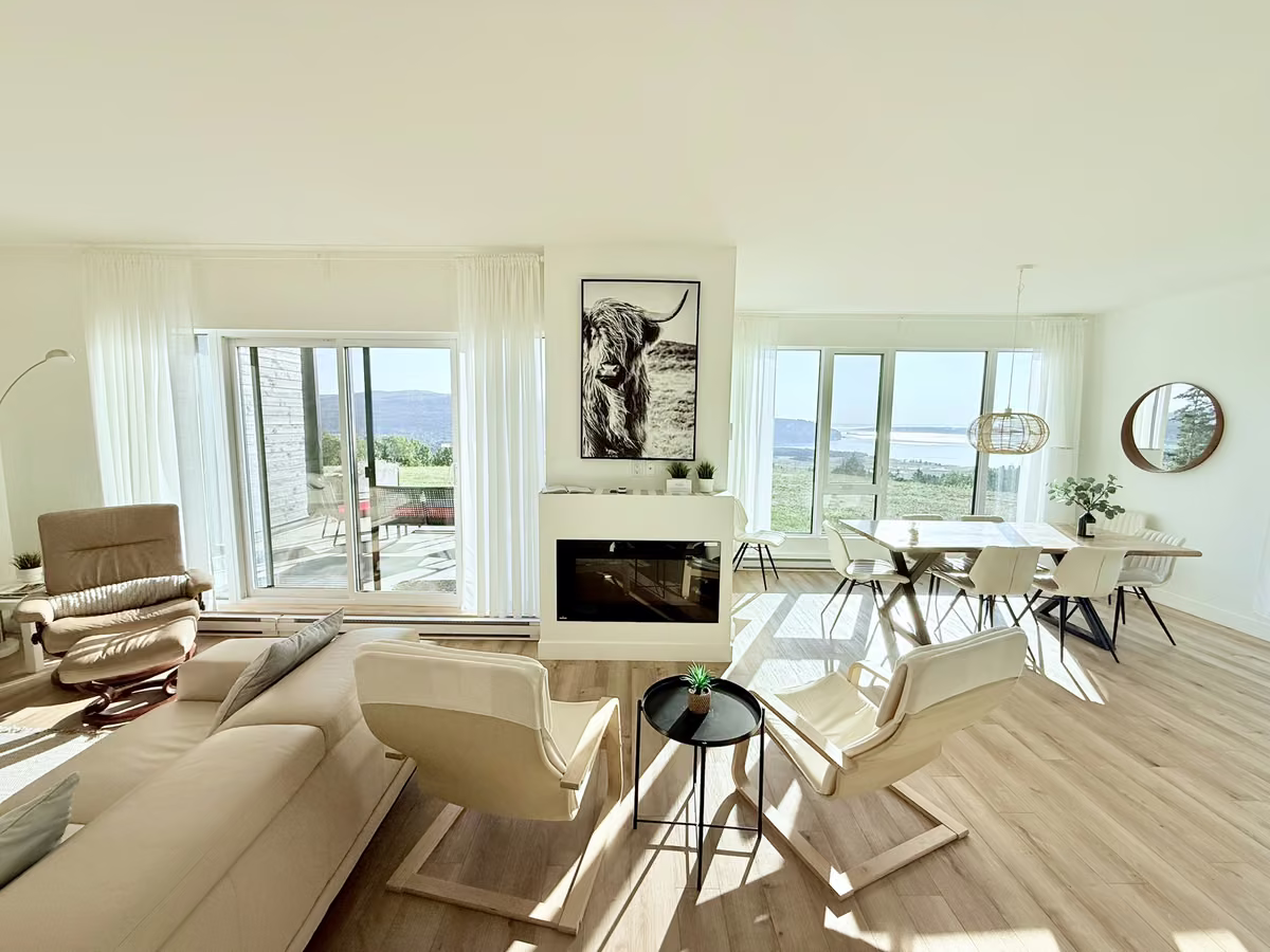 Salle à manger du condo 101 avec vue sur le fleuve, Aurea Charlevoix