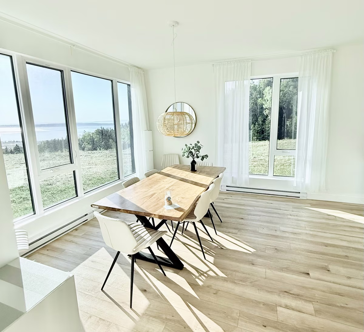 Coin repas du condo 101 devant les fenêtres, Aurea Charlevoix