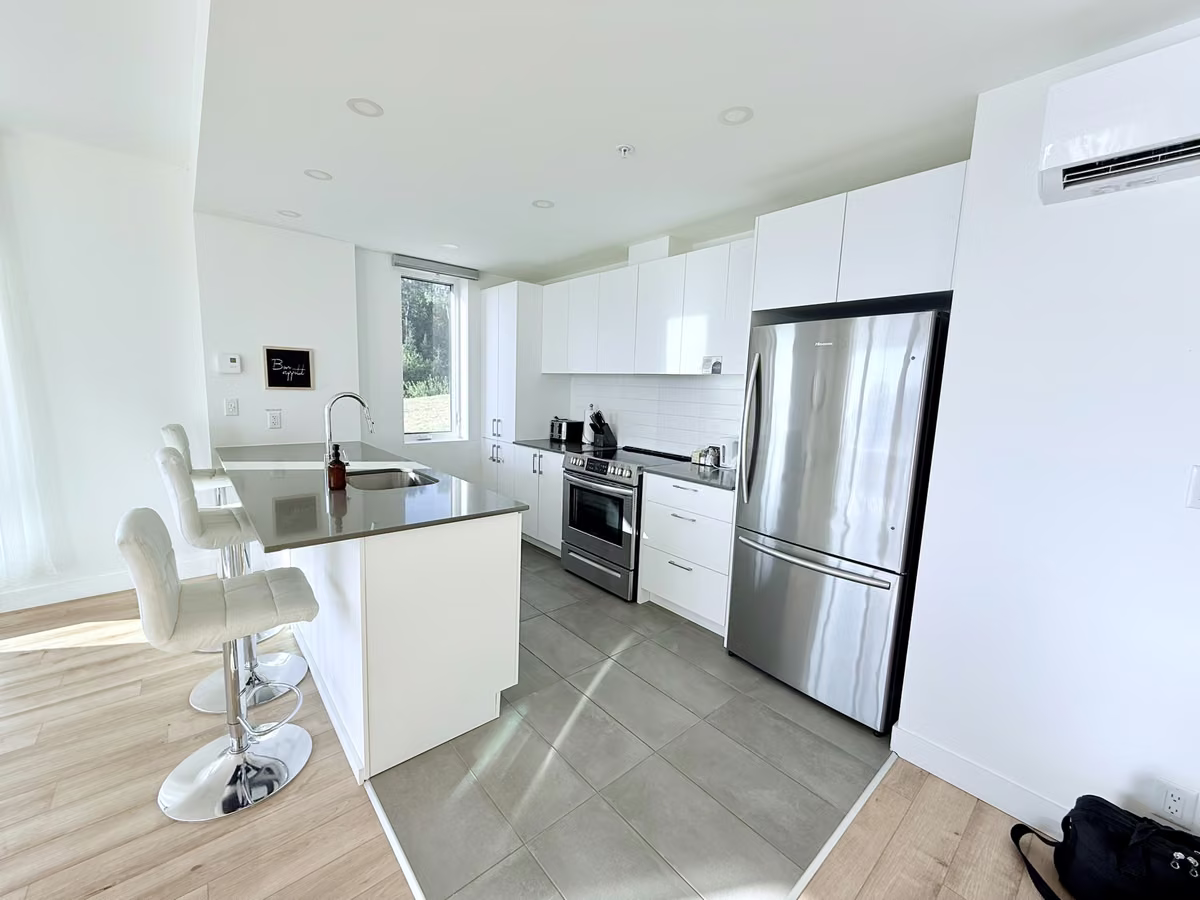 Cuisine du condo 101 avec réfrigérateur en acier inoxydable, Aurea Charlevoix