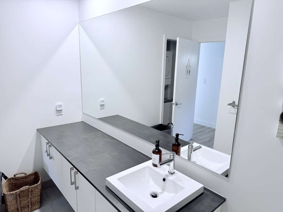 Salle de bain du condo 101 avec double lavabo, Aurea Charlevoix