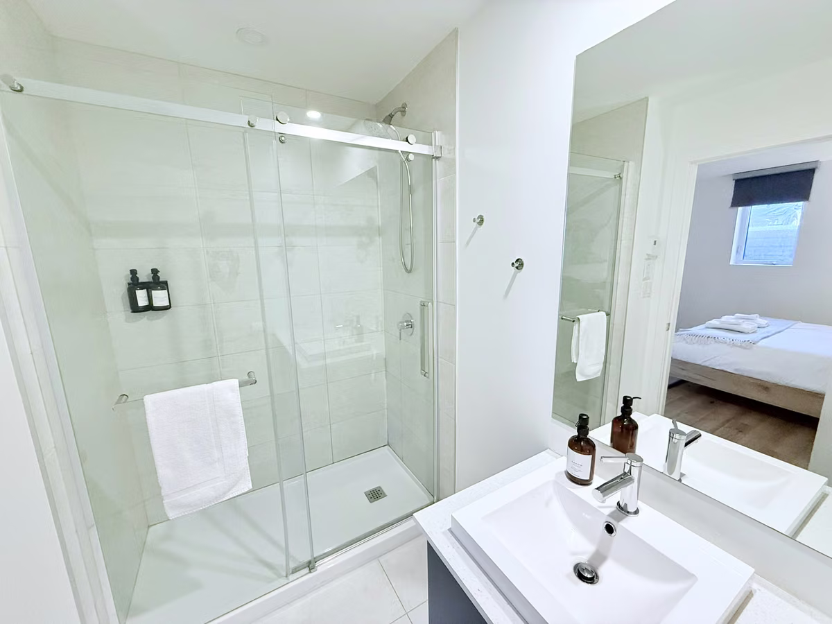 Salle de bain du condo 101 avec douche vitrée, Aurea Charlevoix