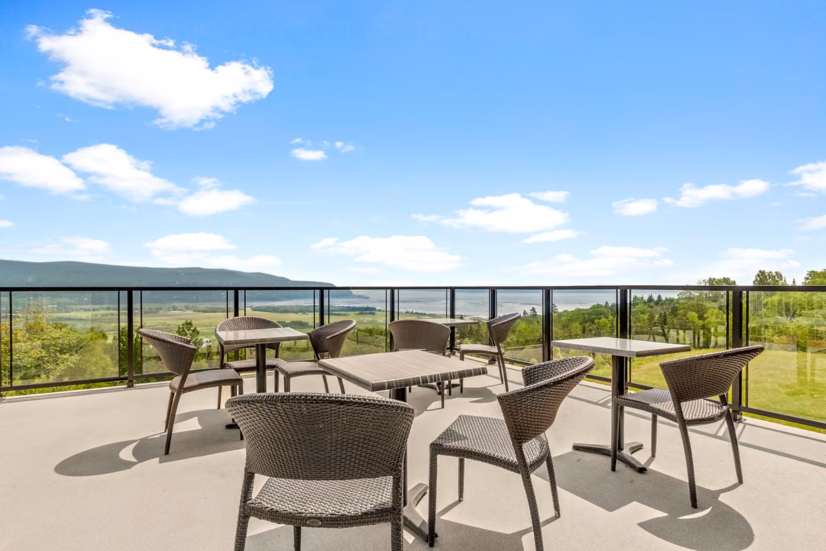 Terrasse extérieure d'Aurea Charlevoix avec vue sur les montagnes