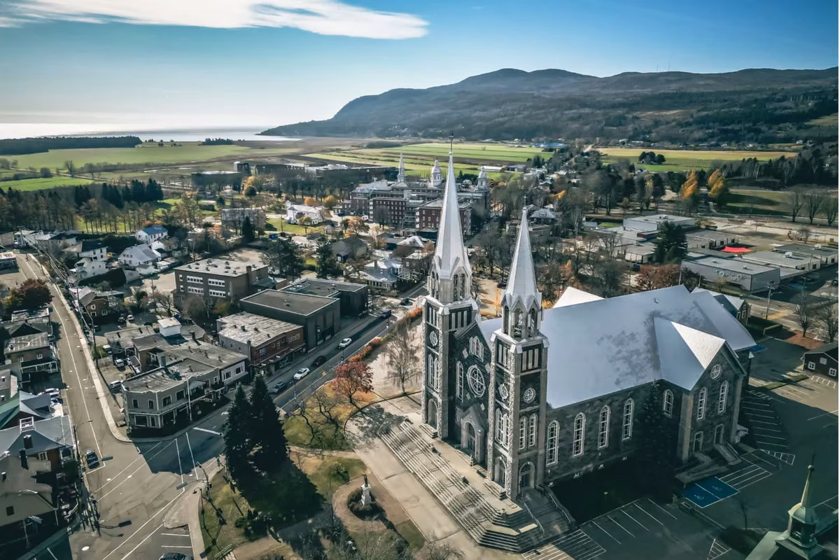 Vue aérienne du village de Baie-Saint-Paul et de son église