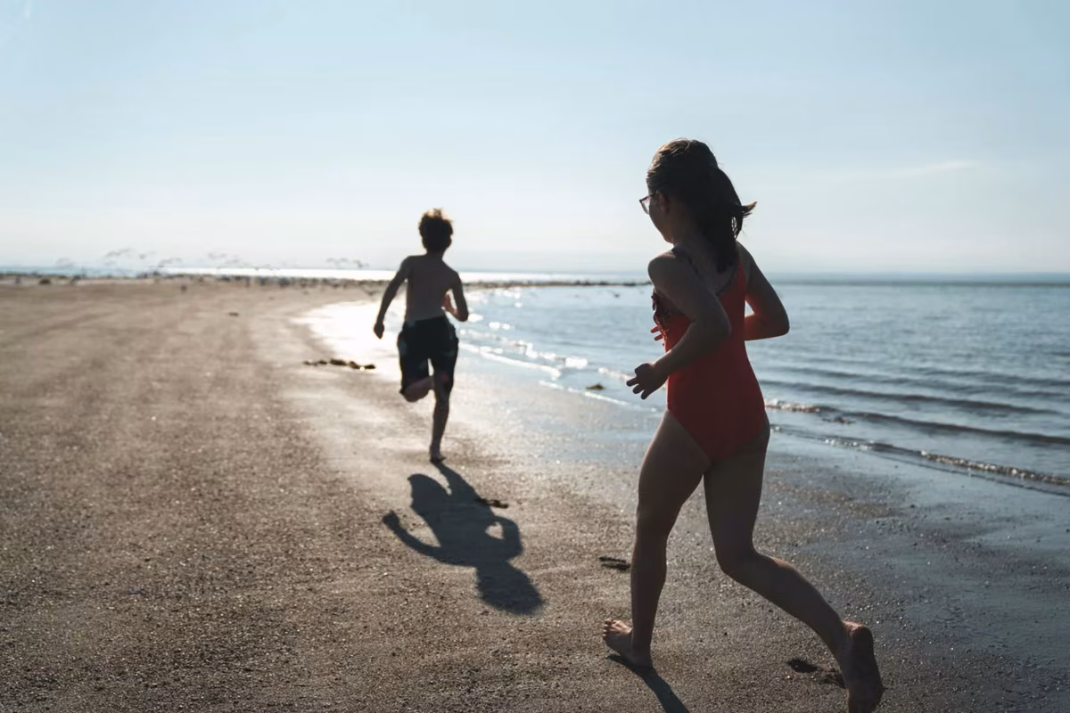 Course sur la plage au bord du fleuve Saint-Laurent