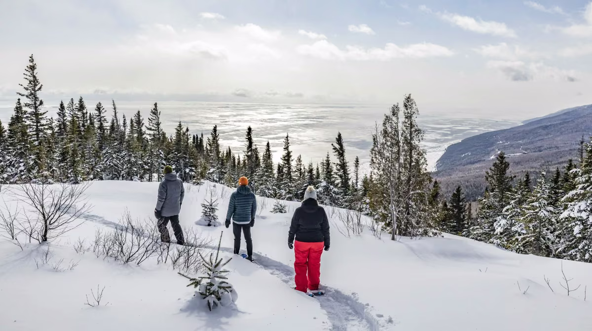 Randonnée hivernale avec vue sur le fleuve Saint-Laurent