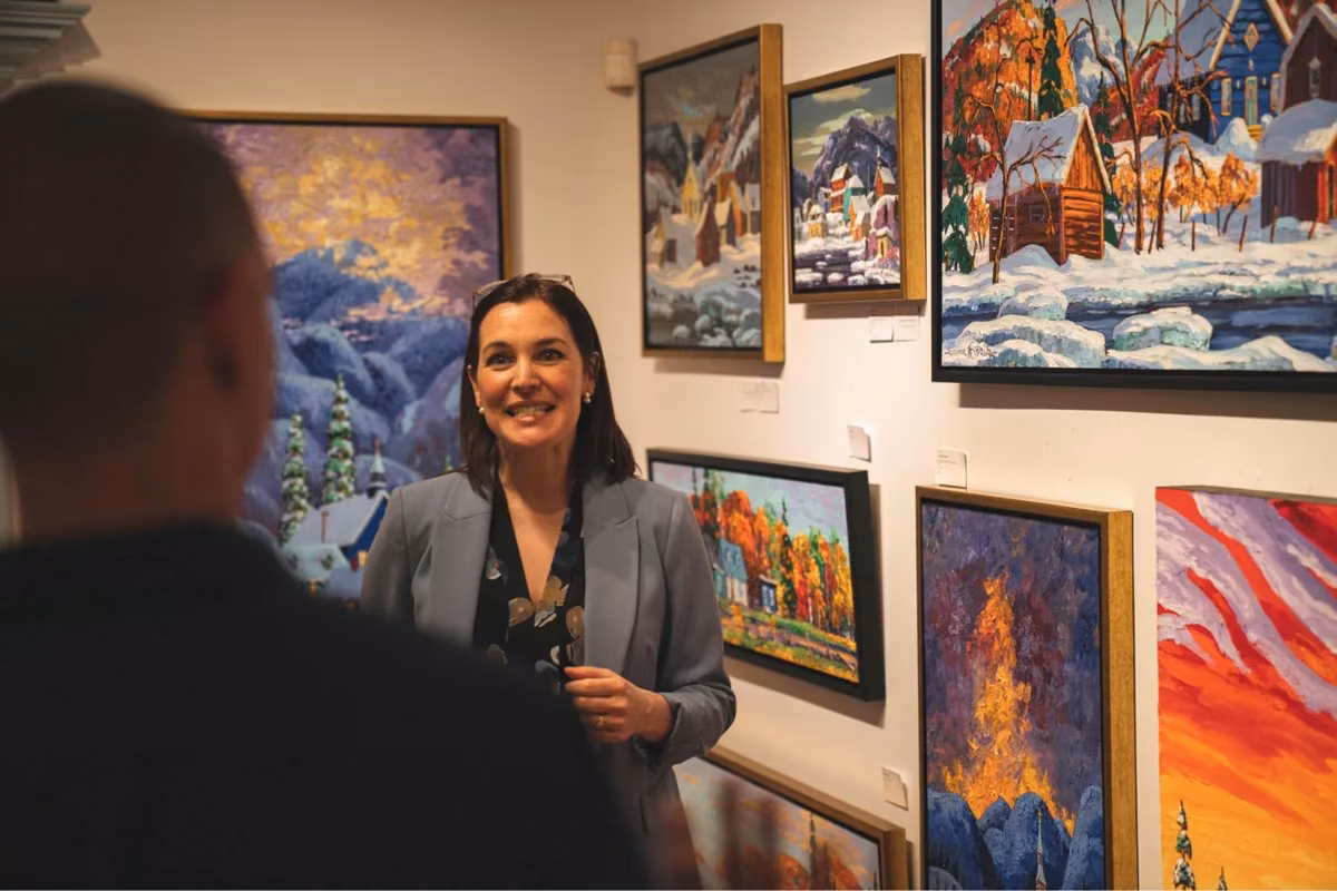 Visiteuse dans une galerie d'art de Charlevoix