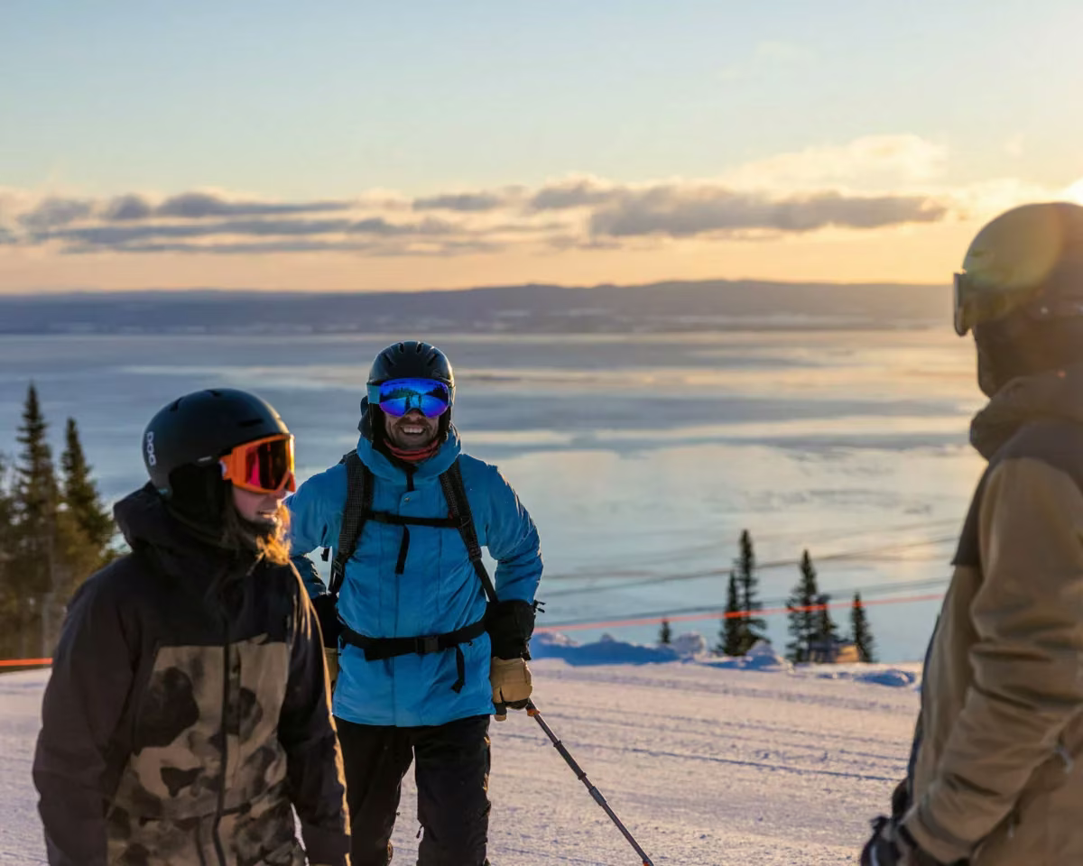 Skieur admirant le fleuve Saint-Laurent depuis Le Massif de Charlevoix