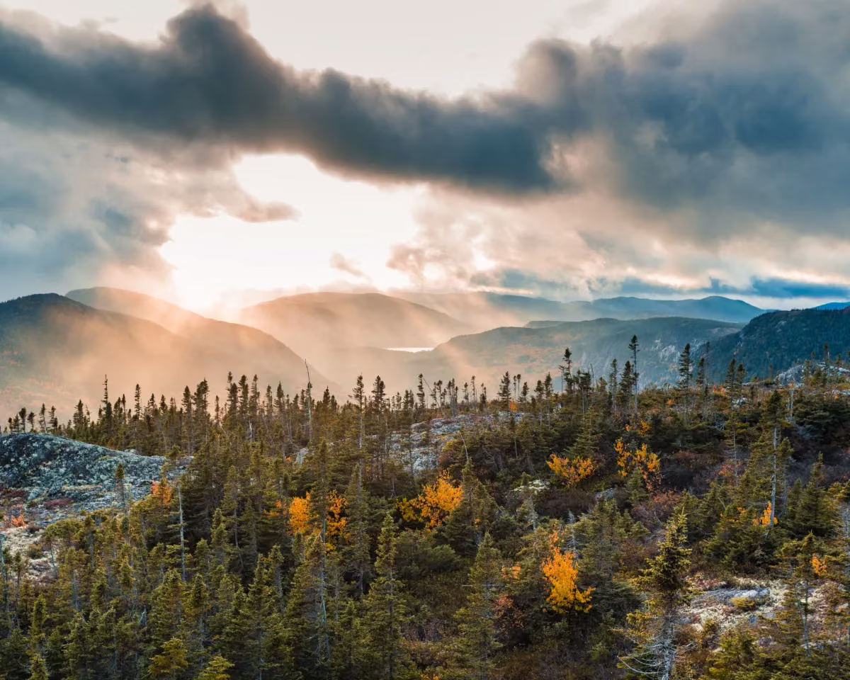 Paysage d'automne au lever du soleil dans Charlevoix