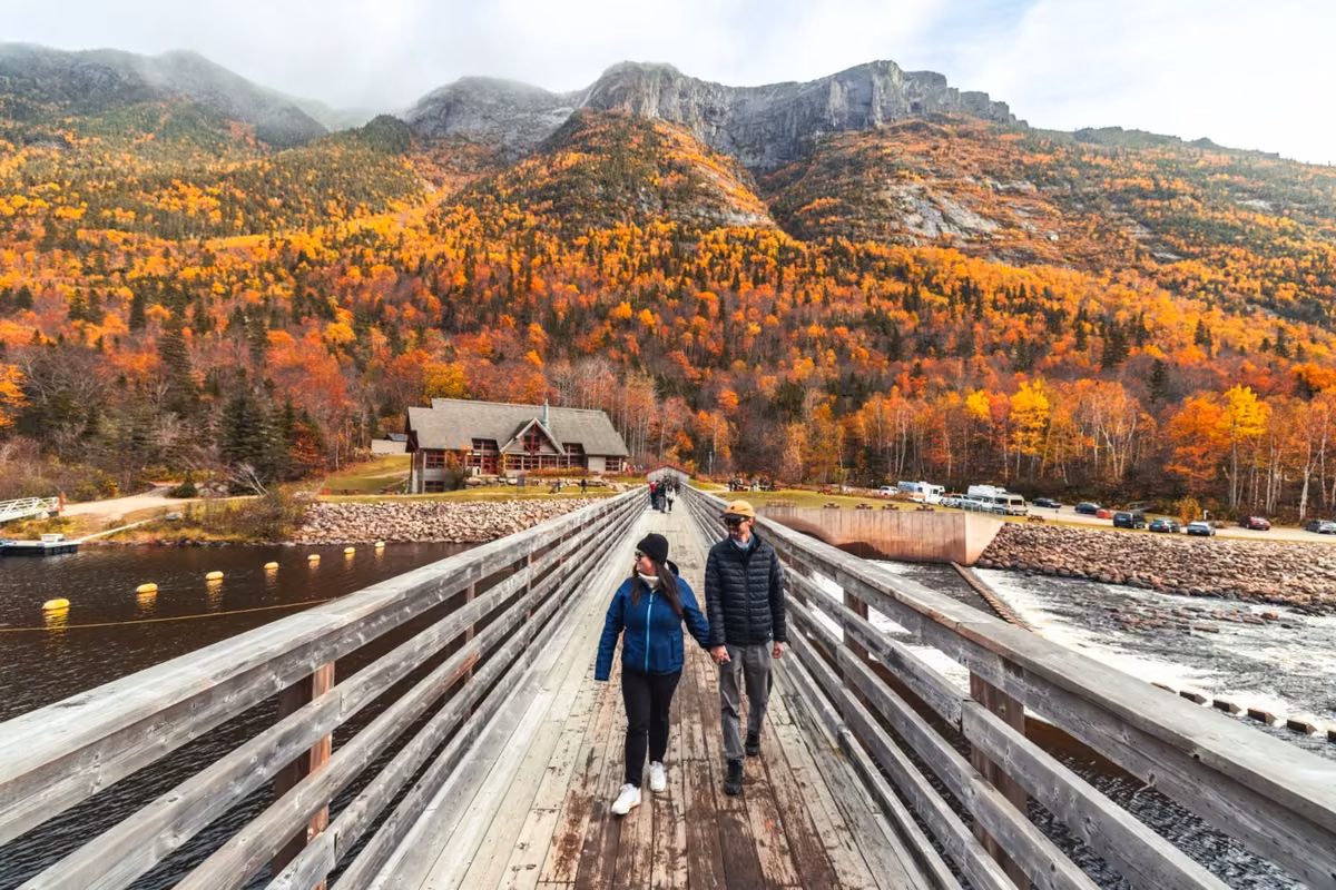 Sentier d'automne dans le parc national des Hautes-Gorges-de-la-Rivière-Malbaie