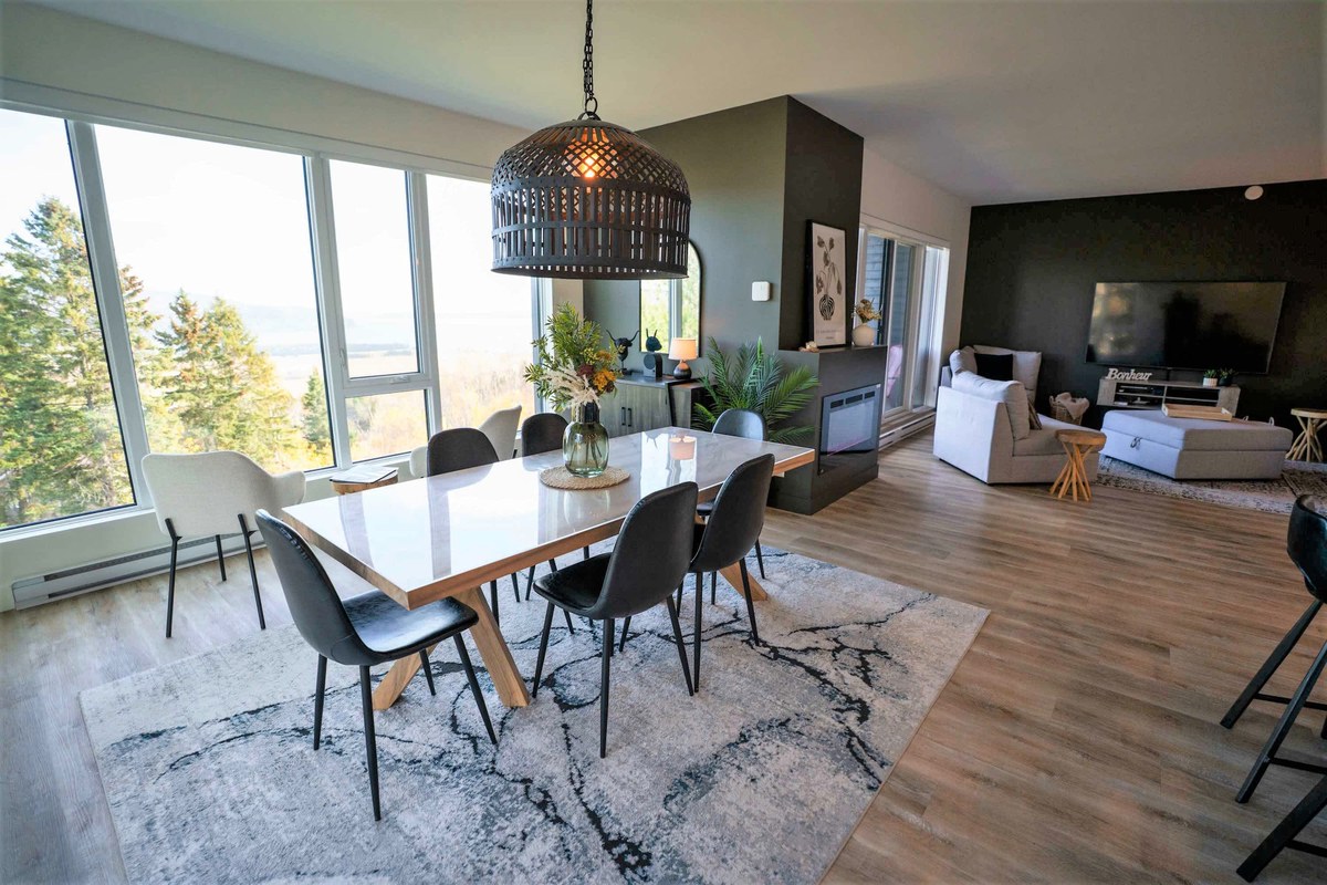 Aire ouverte du condo 211 : salle à manger et salon avec vue sur les montagnes de Charlevoix, Aurea Charlevoix