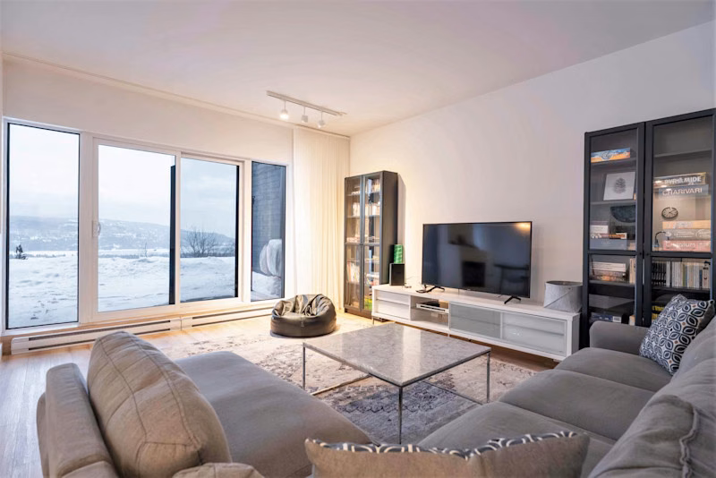 Salon du condo 109 avec vue sur le fleuve Saint-Laurent, Aurea Charlevoix