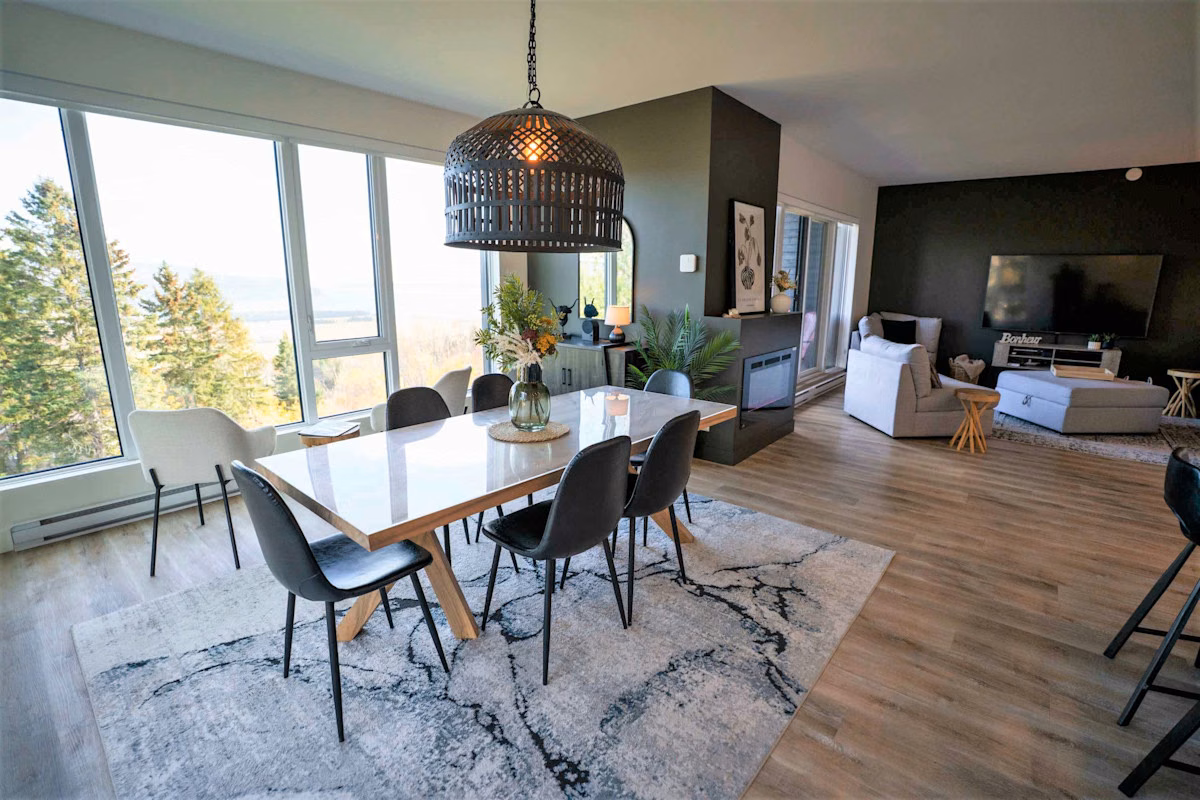 Aire ouverte du condo 211 : salle à manger et salon avec vue sur les montagnes de Charlevoix, Aurea Charlevoix