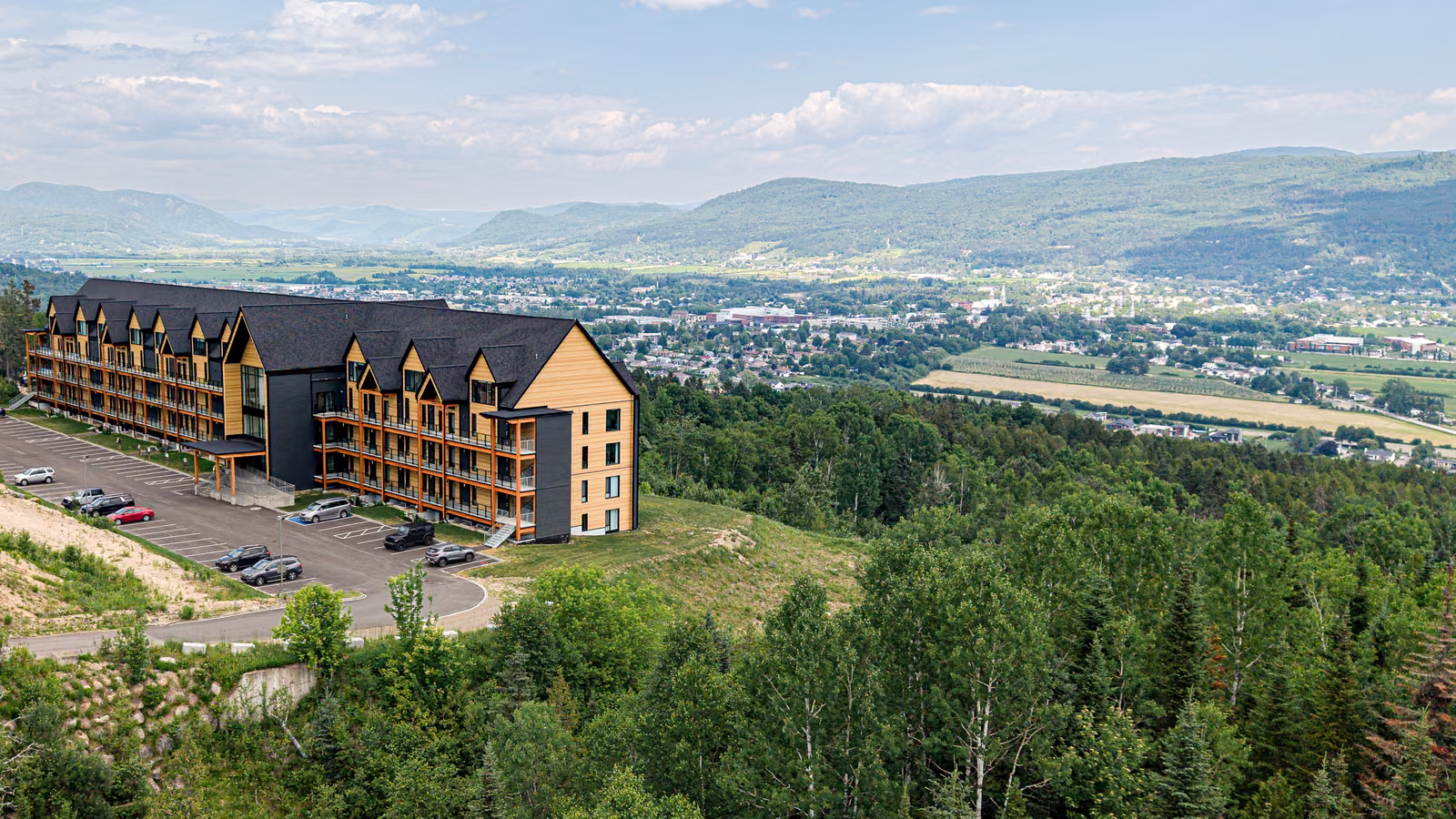 Vue aérienne d'Aurea Charlevoix, complexe de condos au bord du fleuve Saint-Laurent