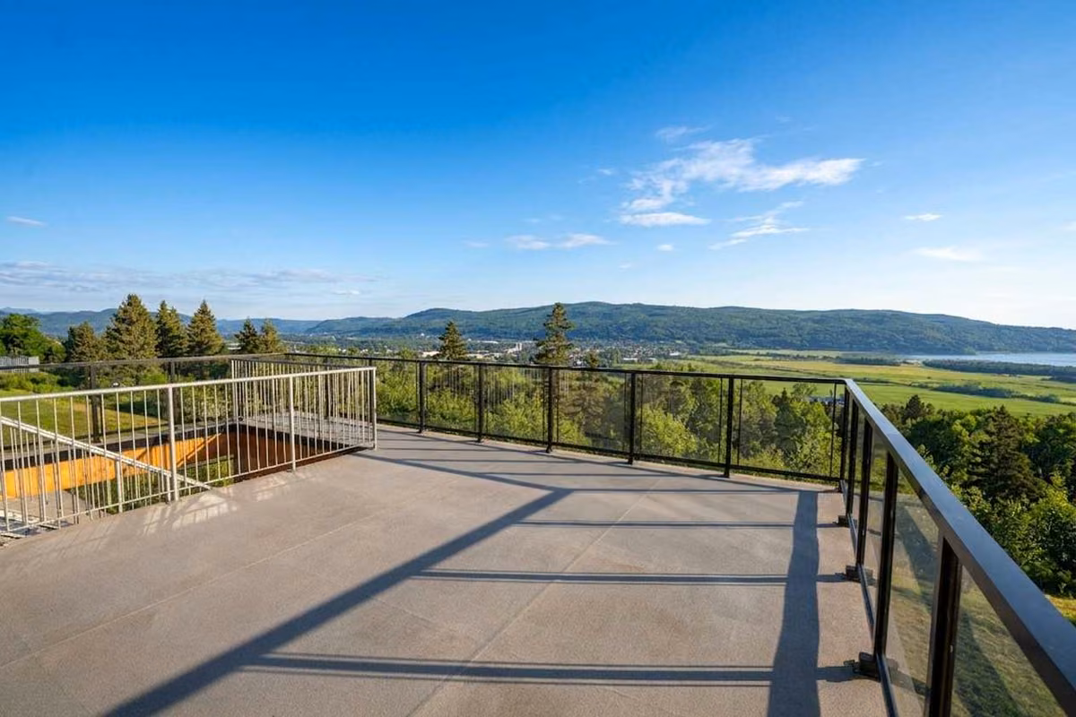 Terrasse sur le toit d'Aurea Charlevoix avec vue sur la vallée de Charlevoix