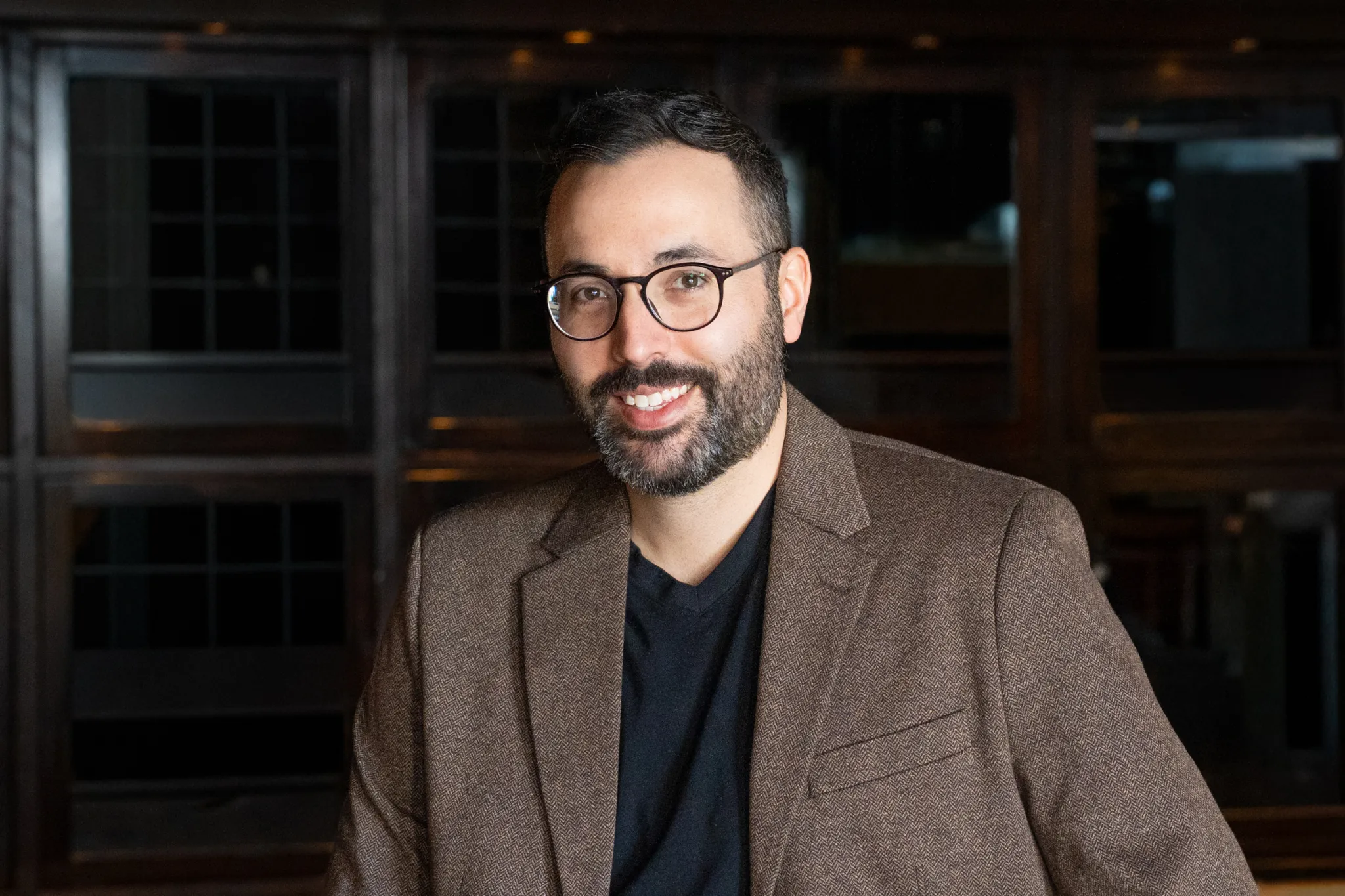 Jean-Sébastien Rodriguez, souriant, à l'écoute d'un entrepreneur lors d'un bilan trimestriel