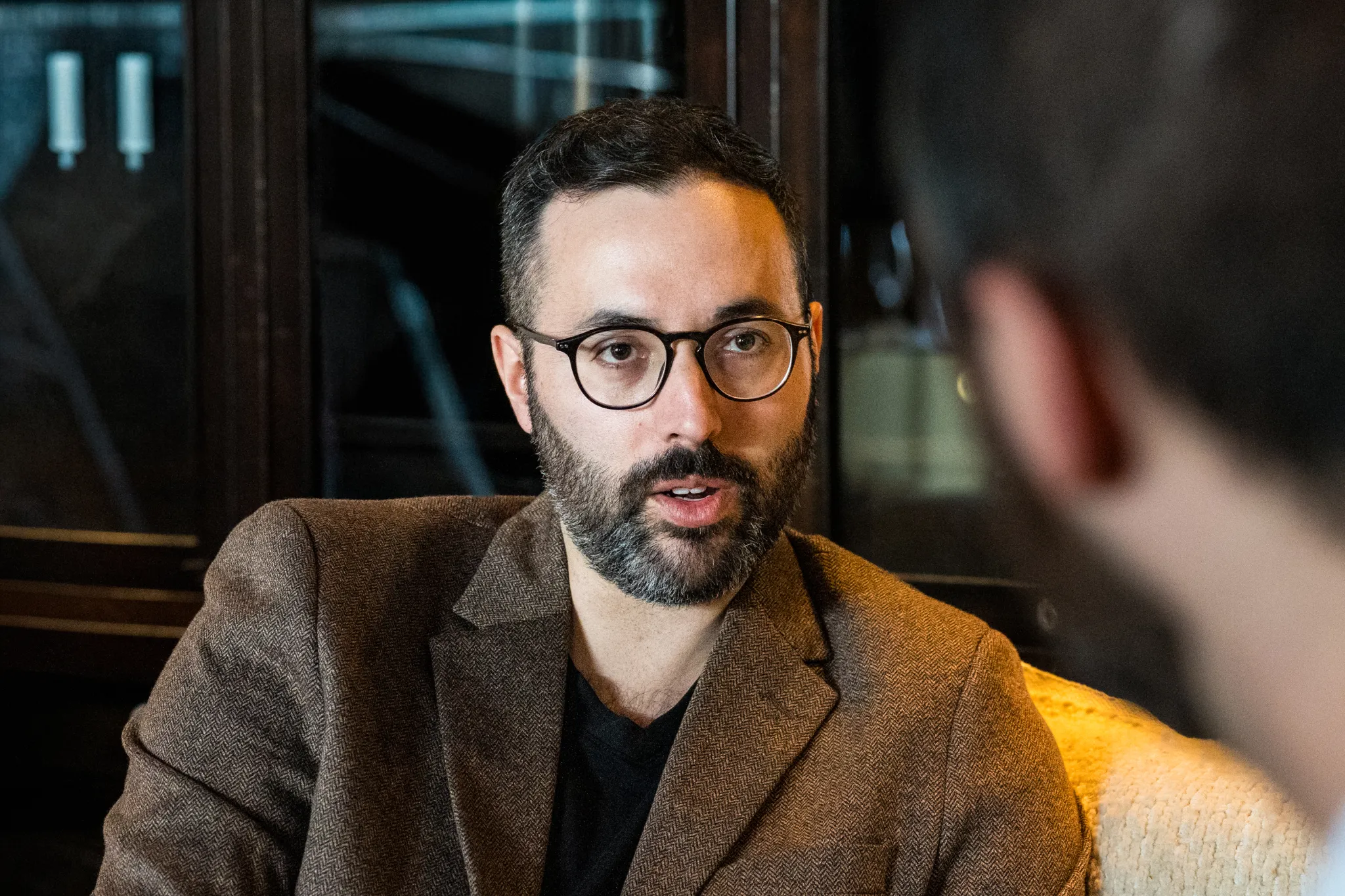 Jean-Sébastien Rodriguez en discussion avec un dirigeant autour de la table de décision