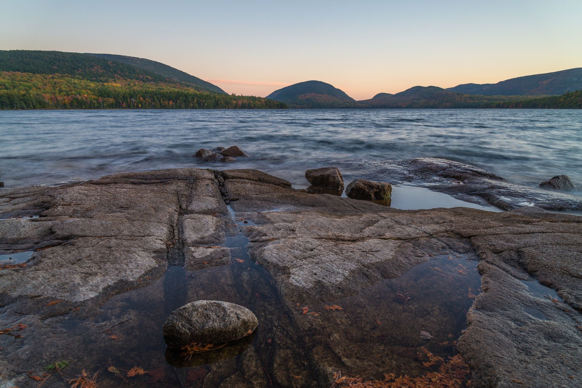 Eau sur la roche au bord d'un lac